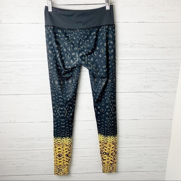 Onzie Sky geometric printed leggings grey yellow colour block high rise XS - Picture 5 of 13